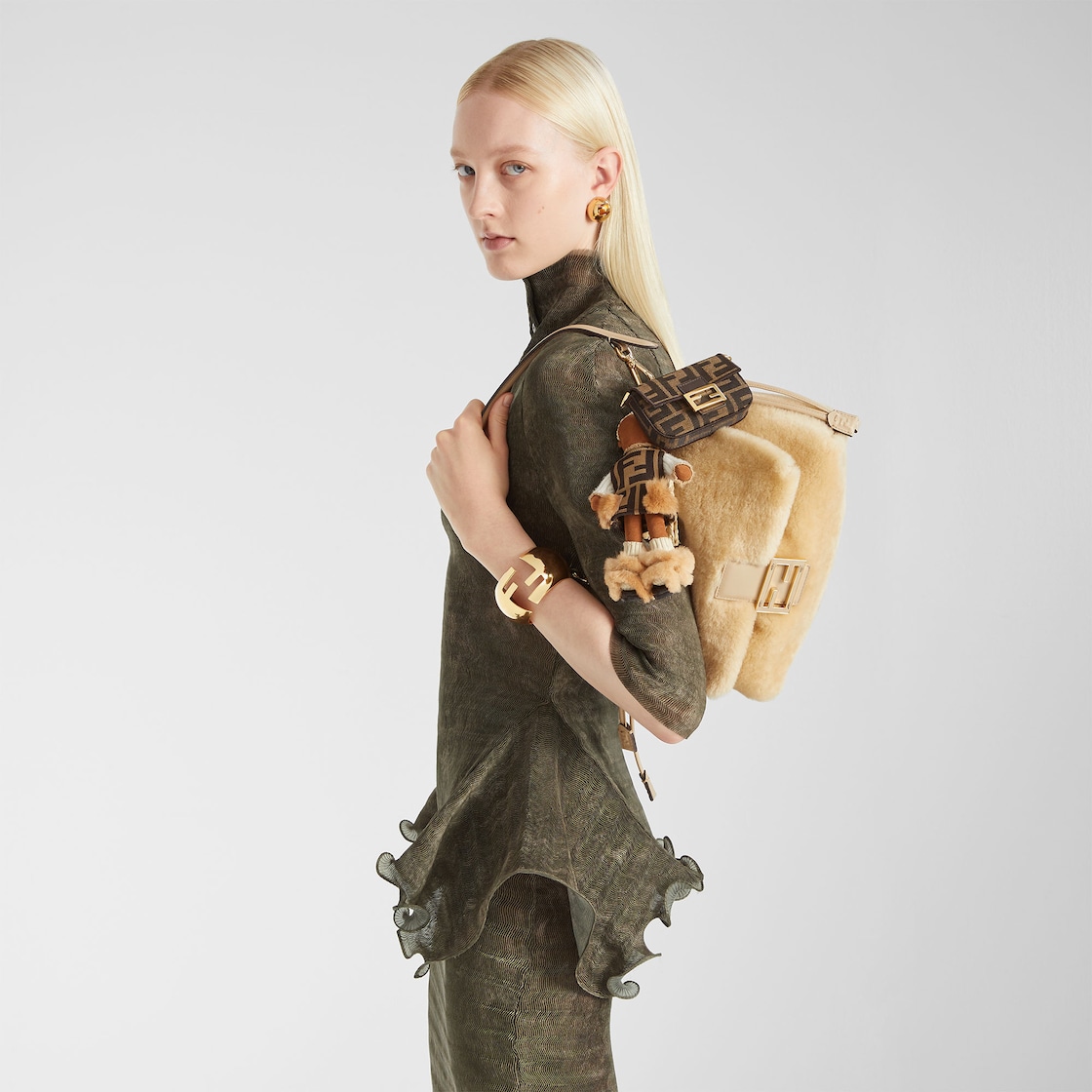 FENDI Mamma Baguette Medium Beige shearling bag - Image 6